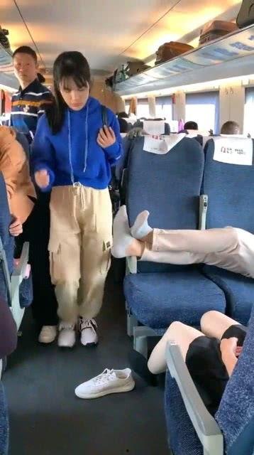 高铁丝袜脱鞋,揭秘现代女性出行新风尚