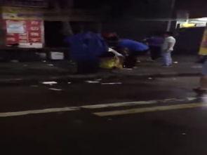 打架脱女学生衣服视频,视频揭露惊人一幕，女学生衣物被脱