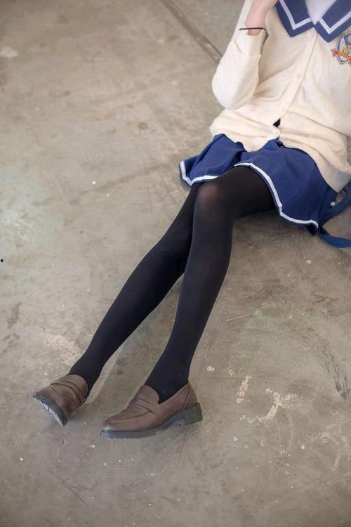 丝袜美腿被舔动