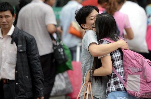 大学情侣上课接吻视频,大学情侣课堂甜蜜互动引热议