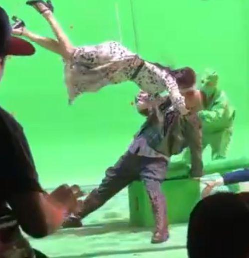 佟丽娅激烈床吻戏视频,佟丽娅激情床吻戏片段引发热议