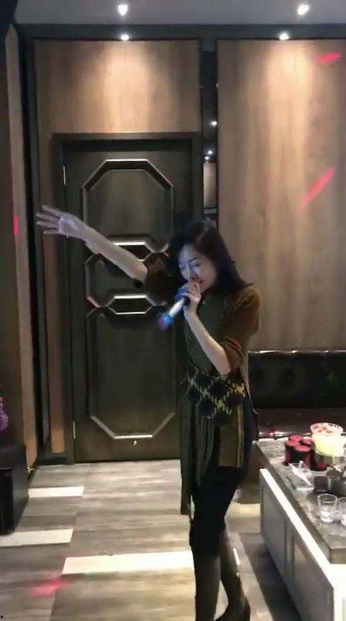 ktv小姐换丝袜视频,KTV小姐换装瞬间，性感魅力一触即发